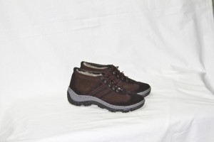 Зимние кроссовки, на литой подошве, союзка - обувной велюр, внутри - овчина, размер 41 - 45, розничная  цена 2500 рублей